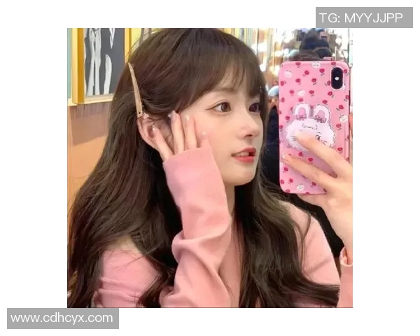 粉色足球明星头像女真人展现青春活力与运动魅力的完美结合 粉色足球明星头像女真人展现青春活力与运动魅力的完美结合